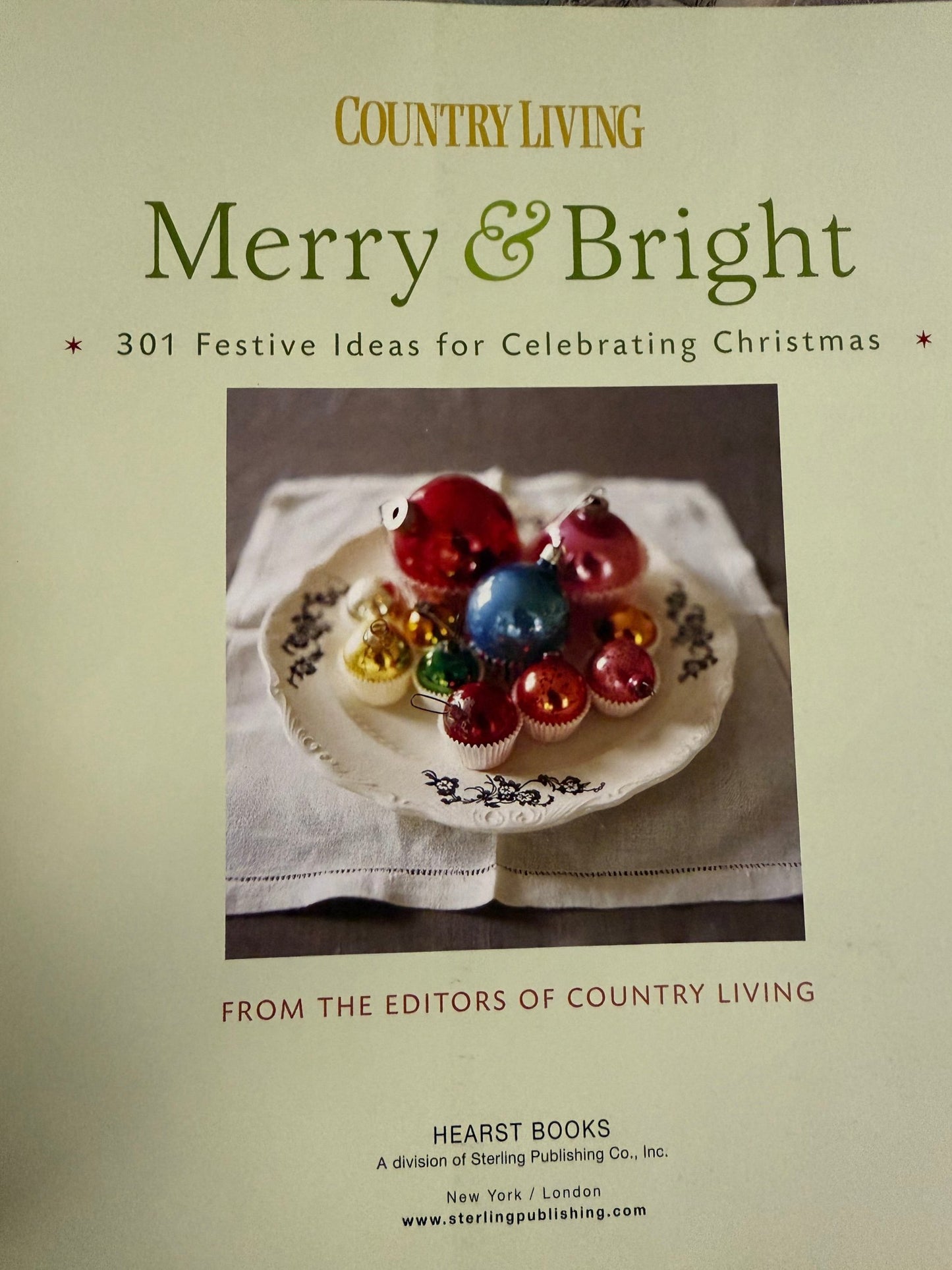 Country Living Merry & Bright: 301 Festive Ideas for Celebrating Christmas